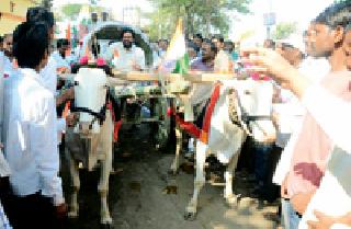 Dalla tricolor on temple, mosque, Buddhist temple in Bellary | बेलोऱ्यात मंदिर, मशीद, बौद्धविहारांवर डौलला तिरंगा Dalla tricolor on temple, mosque, Buddhist temple in Bellary | बेलोऱ्यात मंदिर, मशीद, बौद्धविहारांवर डौलला तिरंगा