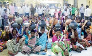 Locked the Gram Panchayat | ग्रामपंचायतीला कुलूप ठोकले Locked the Gram Panchayat | ग्रामपंचायतीला कुलूप ठोकले