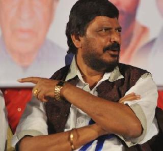 Give licenses to dalits to arms - Ramdas Athavale | दलितांना शस्त्रास्त्रे बाळगण्याचे परवाने द्या - रामदास आठवले
