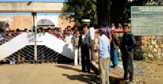 Badsharf from 100 workers factory | १०० कामगार कारखान्यातून बडतर्फ Badsharf from 100 workers factory | १०० कामगार कारखान्यातून बडतर्फ