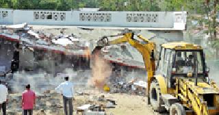 'Hammer' on encroachment of university campus | विद्यापीठाच्या जागेवरील अतिक्रमणावर ‘हातोडा’