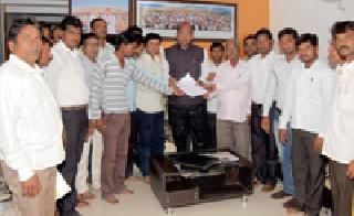 Make a janitor at the Collector's office or leave a job | जिल्हाधिकारी कार्यालयात चौकीदारी करा किंवा नोकरी सोडा