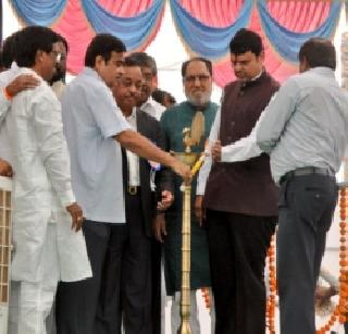 Fadnavis only announces, Gadkari follows the words - Narayan Rane | फडणवीस फक्त घोषणा करतात, गडकरी शब्द पाळतात - नारायण राणे Fadnavis only announces, Gadkari follows the words - Narayan Rane | फडणवीस फक्त घोषणा करतात, गडकरी शब्द पाळतात - नारायण राणे