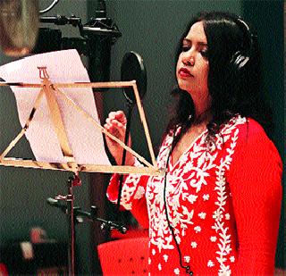 Chief Minister's wife's surail voice is now in Bollywood ... | मुख्यमंत्र्यांच्या पत्नीचा सुरेल आवाज आता बॉलीवूडमध्येदेखील... Chief Minister's wife's surail voice is now in Bollywood ... | मुख्यमंत्र्यांच्या पत्नीचा सुरेल आवाज आता बॉलीवूडमध्येदेखील...