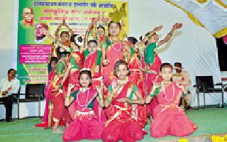 Chimukanya made Maharashtra Darshan | चिमुकल्यांनी घडविले महाराष्ट्र दर्शन