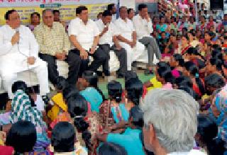 Fail against Waikolie's policy | वेकोलिच्या धोरणाविरोधात धरणे Fail against Waikolie's policy | वेकोलिच्या धोरणाविरोधात धरणे