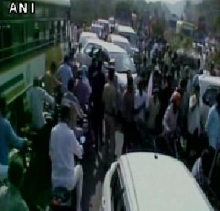 Ramped up violence, reservation on Andhra from the reservation | आंध्रात आरक्षणावरून हिंसाचार, रेल्वे पेटविली Ramped up violence, reservation on Andhra from the reservation | आंध्रात आरक्षणावरून हिंसाचार, रेल्वे पेटविली