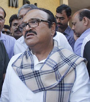 Chhagan Bhujbal's assault on Chhagan Bhujbal prison, claims Somaiya | छगन भुजबळांच्या मालमत्तेवर छापे, भुजबळ तुरुंगाच्या मार्गावर - सोमय्यांचा दावा