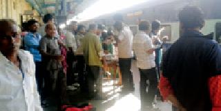 Stalls on the railway platform are dangerous | रेल्वे प्लॅटफॉर्मवरील स्टॉल्स ठरताहेत घातक