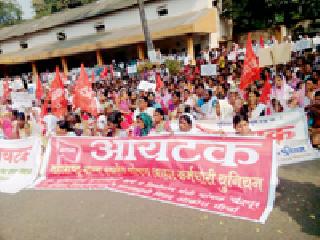 Arouse Front to Guardian Minister's House for Growth | मानधन वाढीसाठी पालकमंत्र्यांच्या निवासस्थानावर आक्रोश मोर्चा