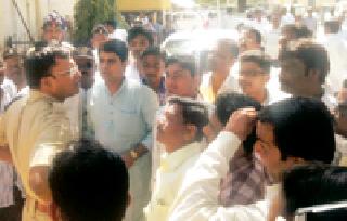 Demonstrate outside Congress' DPC | काँग्रेसची ‘डीपीसी’बाहेर निदर्शने Demonstrate outside Congress' DPC | काँग्रेसची ‘डीपीसी’बाहेर निदर्शने