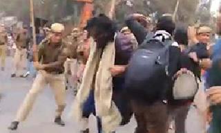 In Delhi, the agitators beat the protesters outside the RSS office | दिल्लीत आरएसएस कार्यालयाबाहेर आंदोलकांना बेदम मारहाण In Delhi, the agitators beat the protesters outside the RSS office | दिल्लीत आरएसएस कार्यालयाबाहेर आंदोलकांना बेदम मारहाण