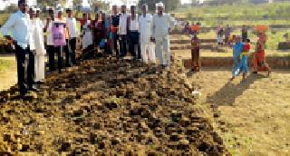 Pandan road from farmers' labor | शेतकऱ्यांच्या श्रमदानातून पांदण रस्ता Pandan road from farmers' labor | शेतकऱ्यांच्या श्रमदानातून पांदण रस्ता