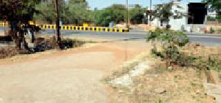 When the bridge on the road of five crore roads? | पाच कोटीच्या रस्त्यावर पूल केव्हा? When the bridge on the road of five crore roads? | पाच कोटीच्या रस्त्यावर पूल केव्हा?