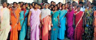 Rohiya laborers in Bodali block hit the Panchayat Samiti | बोदलीतील रोहयो मजुरांची पंचायत समितीवर धडक