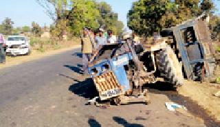 Carrying the tractor car | भरधाव ट्रॅक्टरची कारला धडक Carrying the tractor car | भरधाव ट्रॅक्टरची कारला धडक