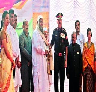 Pride of Artist Satish Kawane | कलाशिक्षक सतीश कवाणे यांचा गौरव