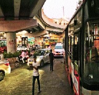 Due to the bus stop, Chinchwadla transporters | बंद बसमुळे चिंचवडला वाहतूककोंडी Due to the bus stop, Chinchwadla transporters | बंद बसमुळे चिंचवडला वाहतूककोंडी