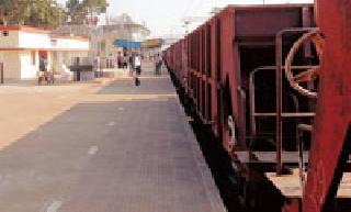 Incomplete 'Flat Breeze' hit the villagers | अपूर्ण ‘फूटवे ब्रीज’चा ग्रामस्थांना फटका Incomplete 'Flat Breeze' hit the villagers | अपूर्ण ‘फूटवे ब्रीज’चा ग्रामस्थांना फटका