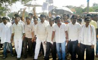 Pedestrians attacked the Tahsil | पदयात्रेकरू तहसीलवर धडकले Pedestrians attacked the Tahsil | पदयात्रेकरू तहसीलवर धडकले