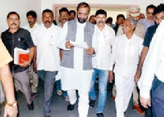 Tackle management due to the 'heroism' of the workers | कामगारांच्या ‘वीरूगिरी’मुळे व्यवस्थापन झुकले