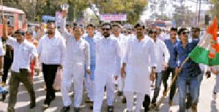 Congress Front: | काँग्रेसचा मोर्चा :