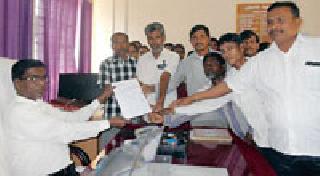 The injured workers hit the tehsil | संतप्त मजुरांची तहसीलवर धडक