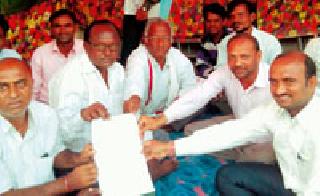 Cattle deaths in Dalit habitats | दलित वस्तीतील कामांची वाताहत