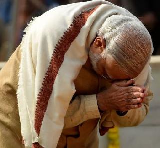Sensex lower than Narendra Modi wave | मोदी लाटेवर स्वार झालेला सेन्सेक्स जगरहाटीबरोबर तेवढाच घसरला