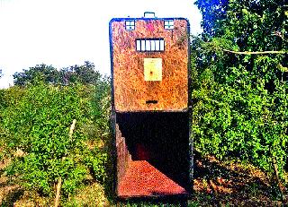 Cage in Saradwadi to catch the leopards | बिबट्या पकडण्यासाठी सरदवाडीत पिंजरा