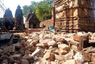 Markandeshwar Devasthan's repair work | मार्कंडेश्वर देवस्थानाच्या डागडुजी कामाला वेग