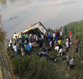 The bus collapses in Gujarat, 37 passengers water resources | गुजरातमध्ये बस नदीत कोसऴली, ३७ प्रवाशांना जलसमाधी The bus collapses in Gujarat, 37 passengers water resources | गुजरातमध्ये बस नदीत कोसऴली, ३७ प्रवाशांना जलसमाधी