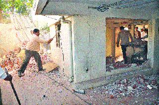 Hammer on the encroachers at D'Souza Colony | डिसूझा कॉलनीतील अतिक्रमणावर हातोडा