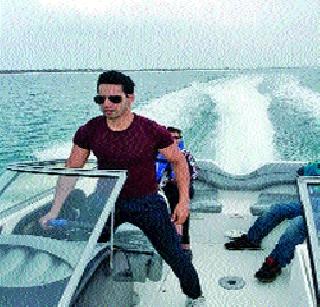 Varun Dhawan's car ... | वरुण धवनची गाडी सुसाट... Varun Dhawan's car ... | वरुण धवनची गाडी सुसाट...