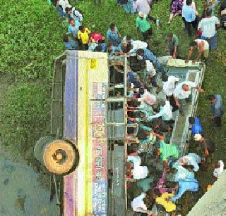 Bus collided with the river and killed 37 passengers | बस नदीत कोसळून ३७ प्रवासी ठार Bus collided with the river and killed 37 passengers | बस नदीत कोसळून ३७ प्रवासी ठार