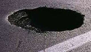 Due to negligence of the corporation, the child dies due to negligence | महापालिकेच्या निष्काळजीपणामुळे खड्ड्यात पडून बालकाचा मृत्यू