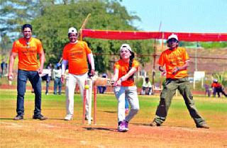 Artists' fours or sixes | कलाकारांचे चौकार-षटकार