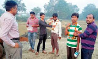 Felicitated with 'their' defeat | ‘त्यांचा’ हार-फुलांनी सत्कार