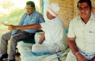 Farmer's fasting for the tired amount | थकीत रकमेसाठी शेतकऱ्याचे उपोषण Farmer's fasting for the tired amount | थकीत रकमेसाठी शेतकऱ्याचे उपोषण