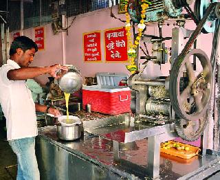 Nashik gets stricken with waves of atmosphere | लहरी वातावरणामुळे नाशिककर त्रस्त