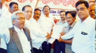 Team insured to solve the problems of workers | कर्मचाऱ्यांच्या समस्या सोडविण्यासाठी विमाशी संघ कटिबध्द Team insured to solve the problems of workers | कर्मचाऱ्यांच्या समस्या सोडविण्यासाठी विमाशी संघ कटिबध्द