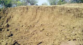 Illegal quarrying of forest land at Jaitapur | जैतापुरातील वनजमिनीवर अवैध उत्खनन