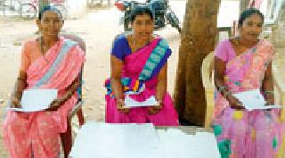 Take action against those who have homes | घरे पाडणाऱ्यांवर कारवाई करा Take action against those who have homes | घरे पाडणाऱ्यांवर कारवाई करा