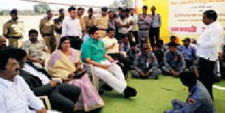 Behind the fasting taken by airport security personnel | विमानतळ सुरक्षारक्षकांनी घेतले उपोषण मागे