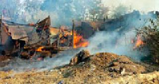 In the flames of fire in Kalamb three houses | कळंब येथे आगीत तीन घरे भस्मसात In the flames of fire in Kalamb three houses | कळंब येथे आगीत तीन घरे भस्मसात