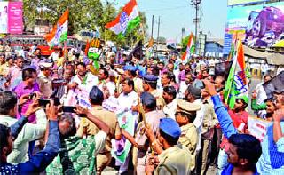 Within the 'Rasta Roko' Congress workers were arrested | ‘रास्ता रोको’च्या आतच कॉँग्रेस कार्यकर्ते ताब्यात