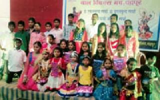 Chandrapurkar was the dance act of child artist dance | बाल कलाकारांच्या नृत्याने चंद्रपूरकर झाले मंत्रमुग्ध