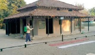 Spraying for pest protection on the monument | स्मारकावर कीड संरक्षणासाठी फवारणी