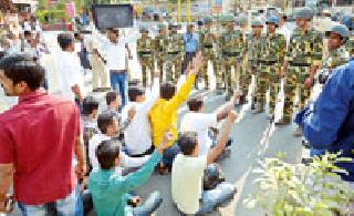 Black Flags displayed to Smriti Irani in Sangbad Bhoomi | संघभूमीत स्मृती इराणी यांना दाखविले काळे झेंडे Black Flags displayed to Smriti Irani in Sangbad Bhoomi | संघभूमीत स्मृती इराणी यांना दाखविले काळे झेंडे
