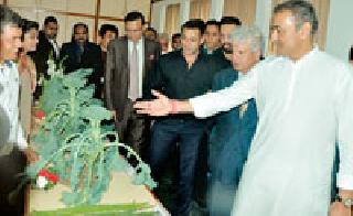 Visit to the exhibition of veterans | दिग्गजांची कृषी प्रदर्शनाला भेट